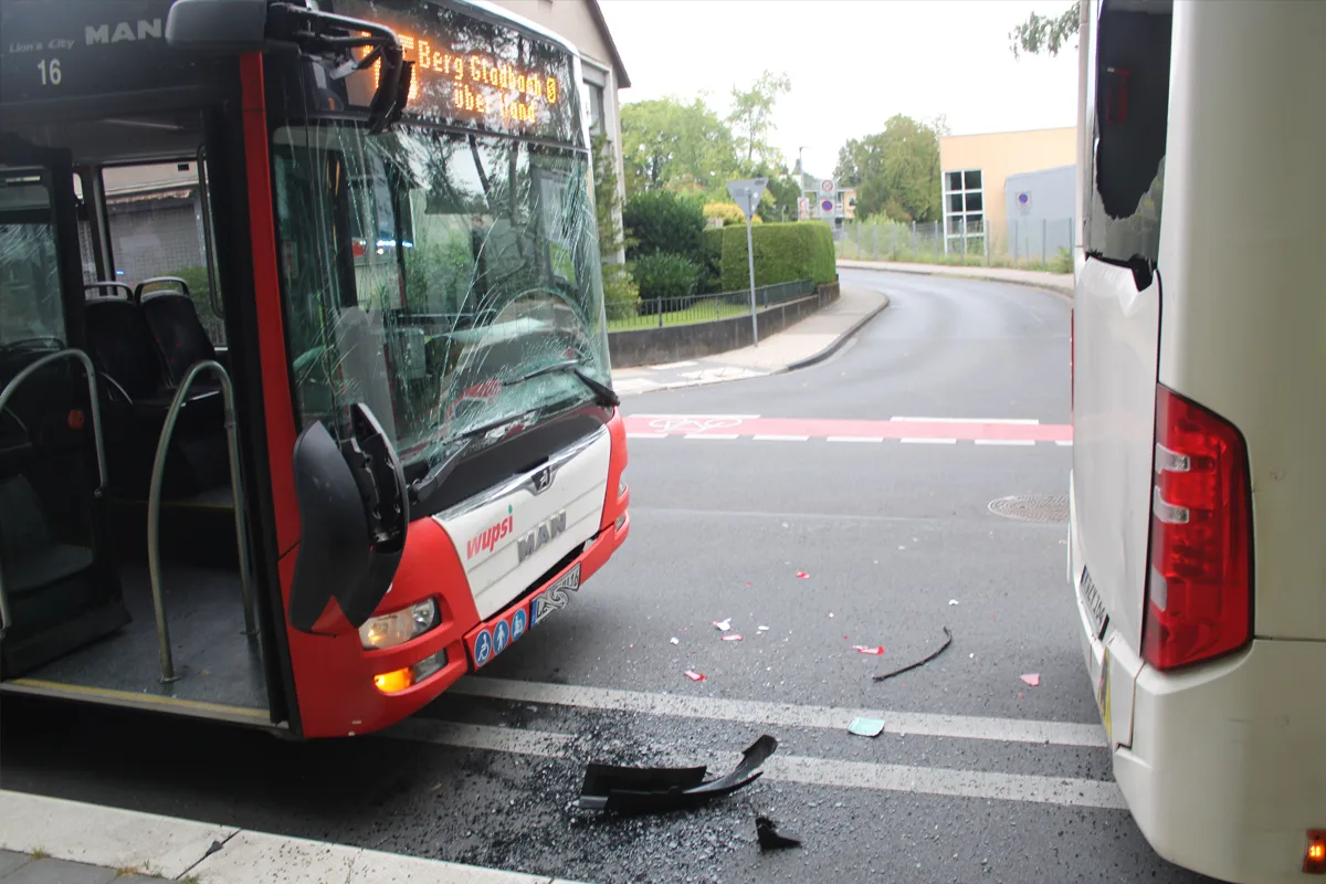 Bergisch Gladbach NW – Fünf Verletzte bei Kollision zweier Linienbusse