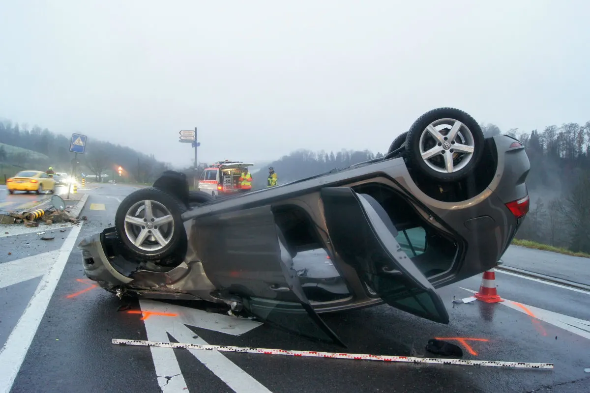Menzingen ZG - Vortritt missachtet und mit Auto kollidiert