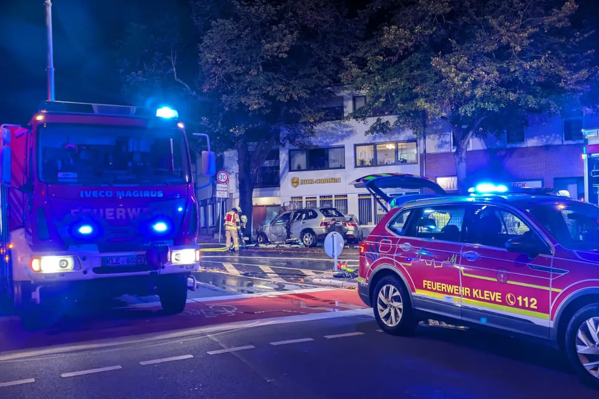 Kleve NW – Pkw prallt gegen Baum und brennt aus