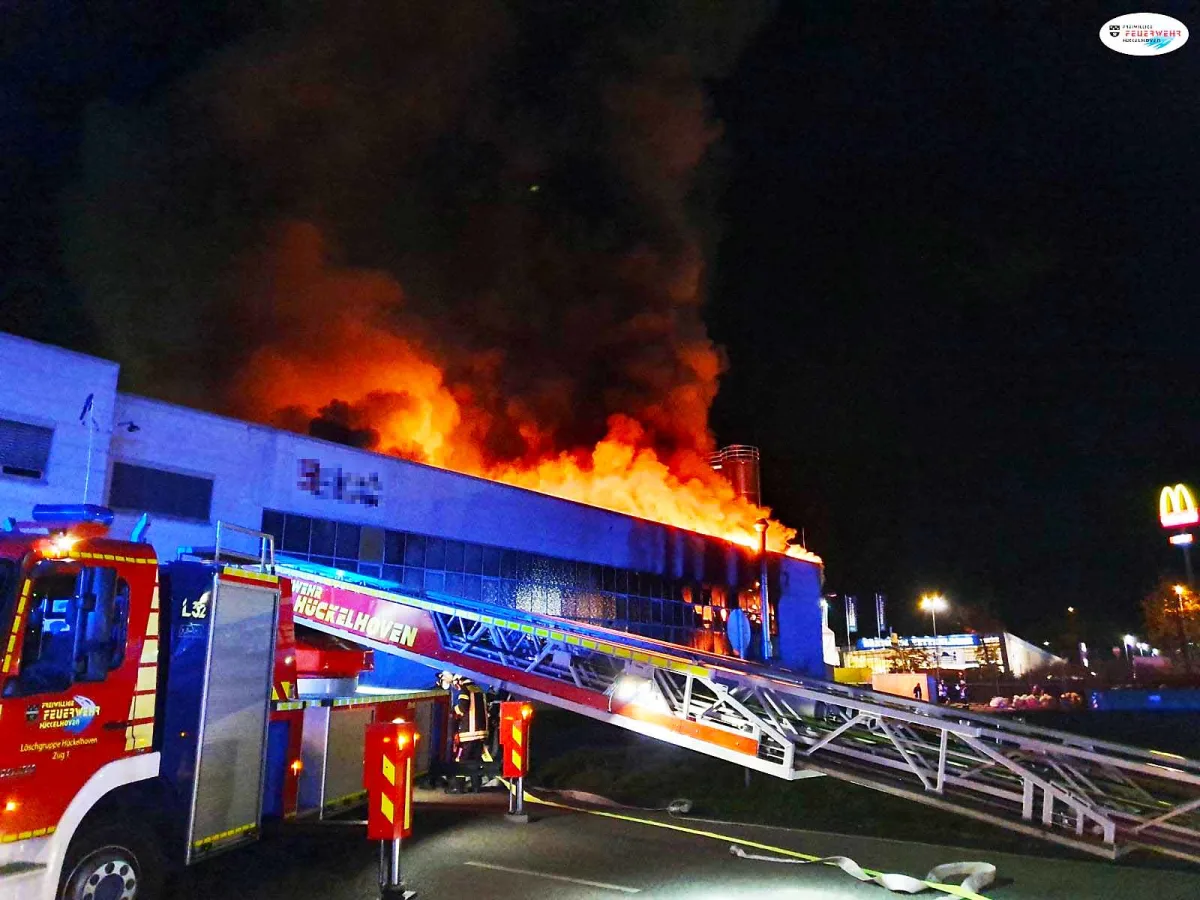 Vollalarm für die Feuerwehr in Hückelhoven - Brand in einer Industriehalle