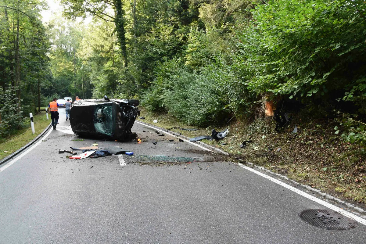 Untereggen SG - Auto kippt zur Seite