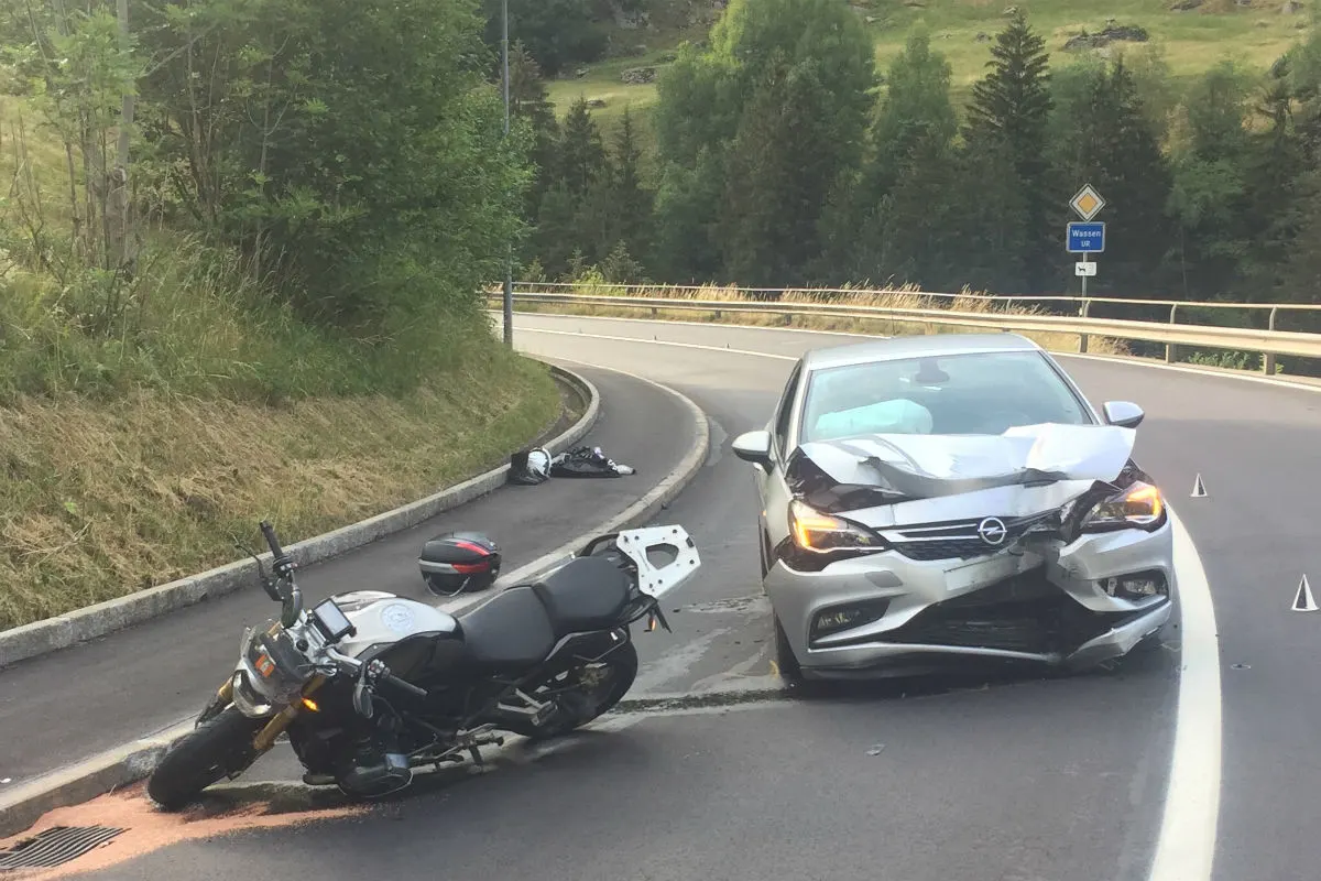 Wassen UR -  Motorradlenkerin bei Frontalkollision verletzt