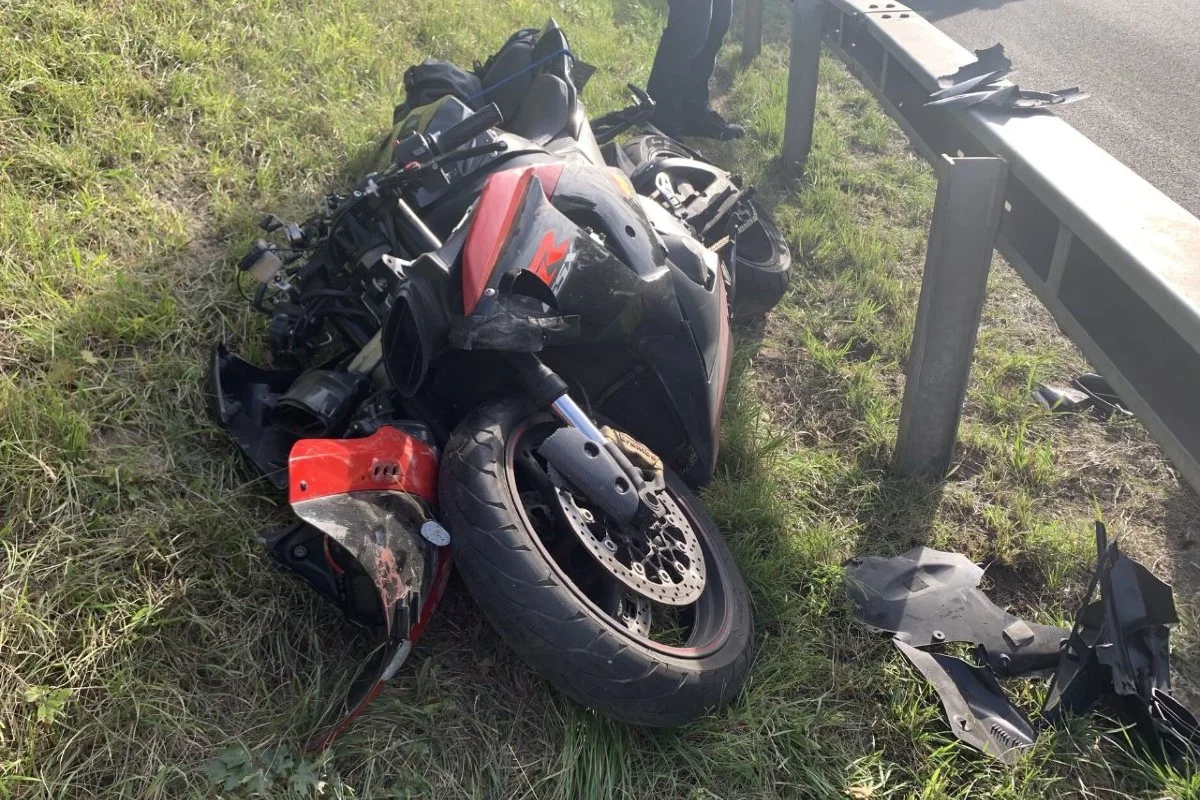 Unfall in Effretikon:- Töfffahrer kollidiert mit Lastwagen und stürzt auf der Autobahn