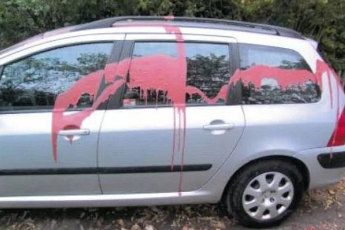 Auto mit roter Farbe übergossen