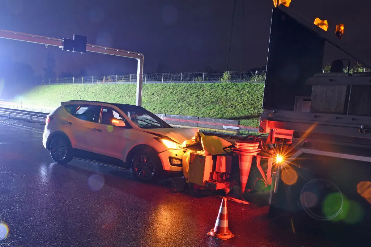 Unfall Buchrain LU - Auto prallt in einer mobilen Autobahnbaustelle in Warnleitfahrzeug