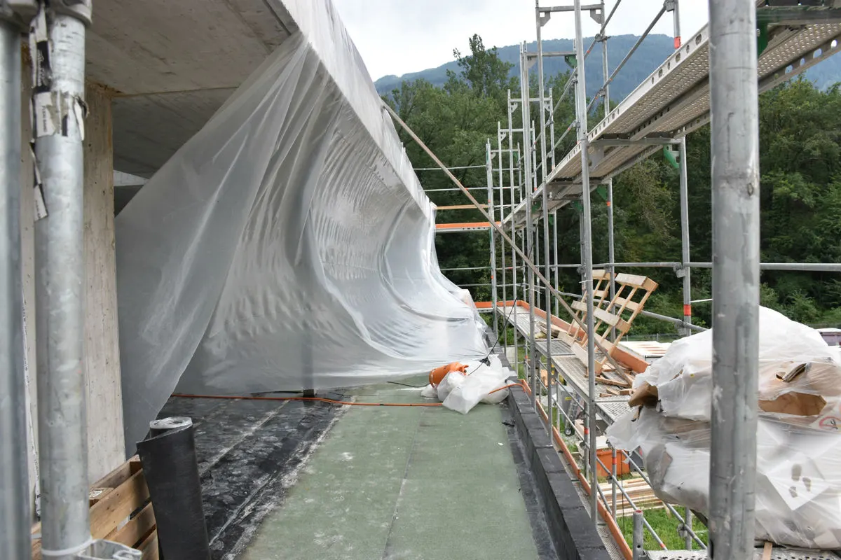Domat/Ems GR - Arbeiter verletzt sich bei Sturz von Rohbau