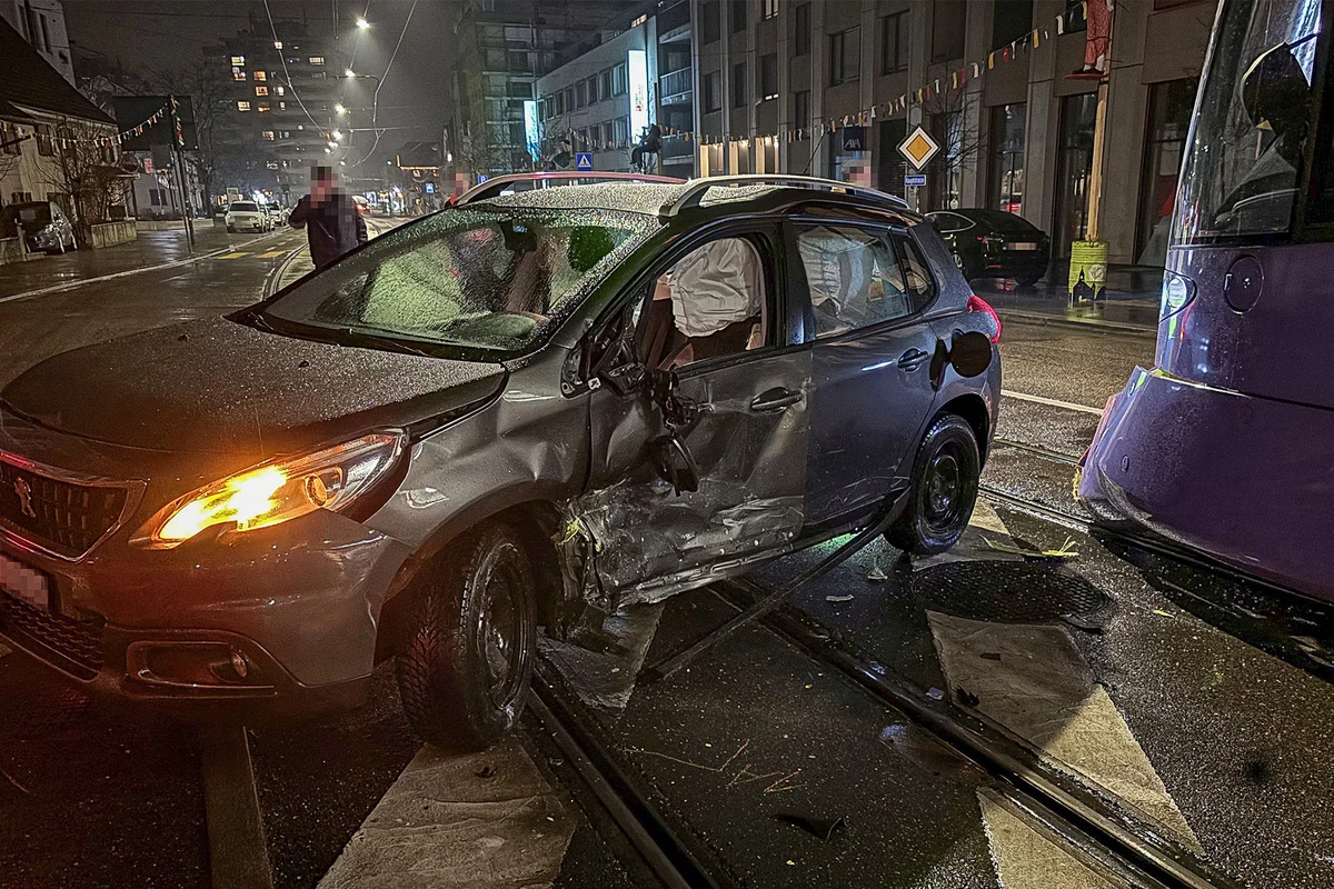 Reinach BL – Tram mit Auto kollidiert