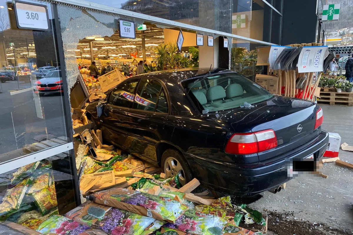 Egerkingen SO – Auto fährt in Glasfassade
