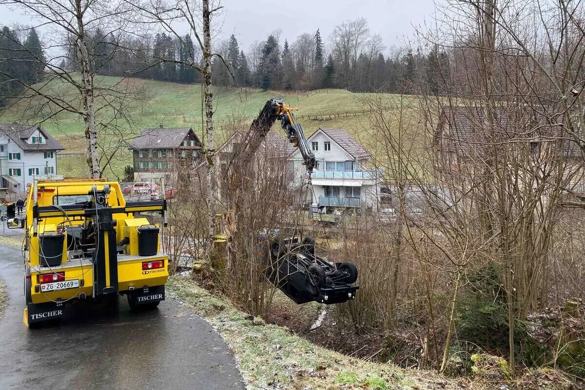 Unterägeri ZG – Auto überschlägt sich bei Unfall