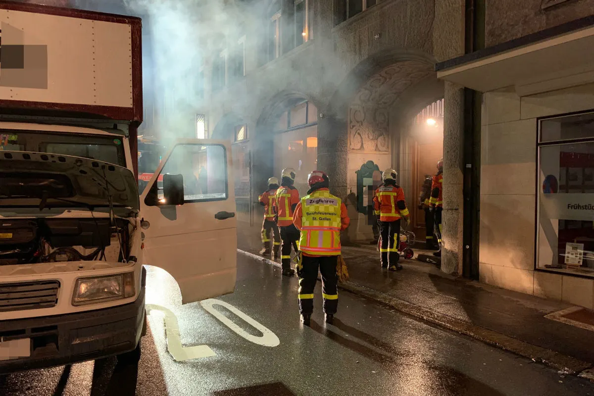 St. Gallen SG - Rauchender Lieferwagen erfordert Feuerwehr