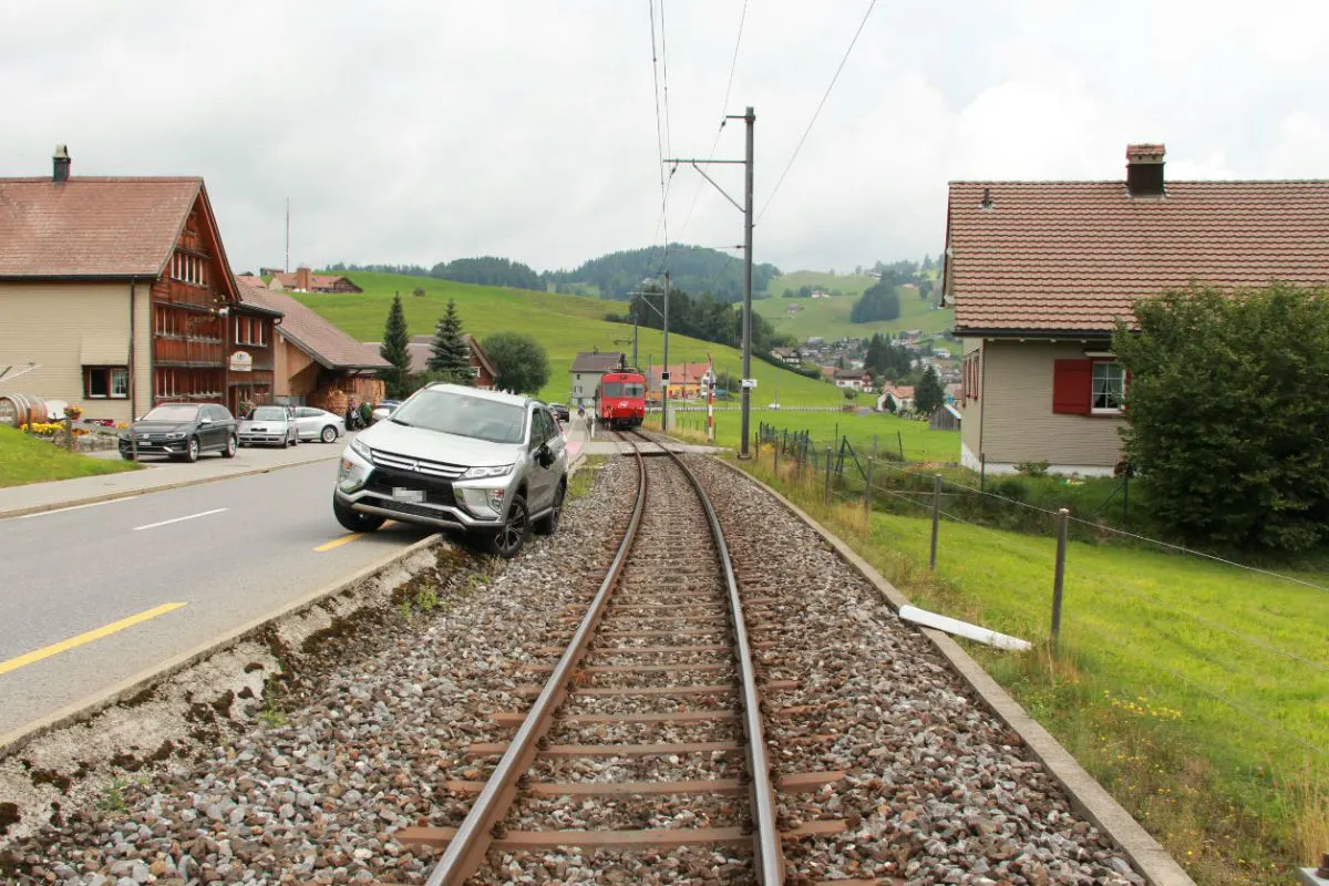 Appenzell Meistersrüte AI - Auto landet auf Bahntrasse