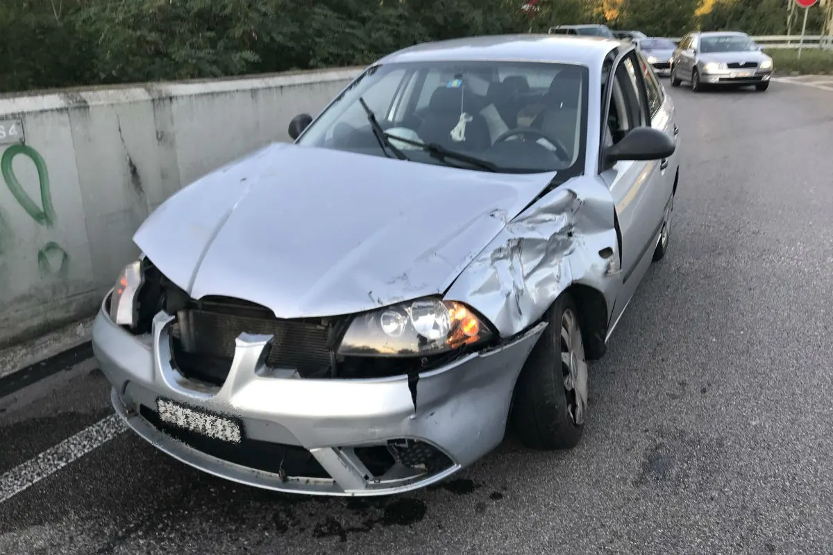 Muttenz BL - Rotlicht missachtet und mit Auto kollidiert