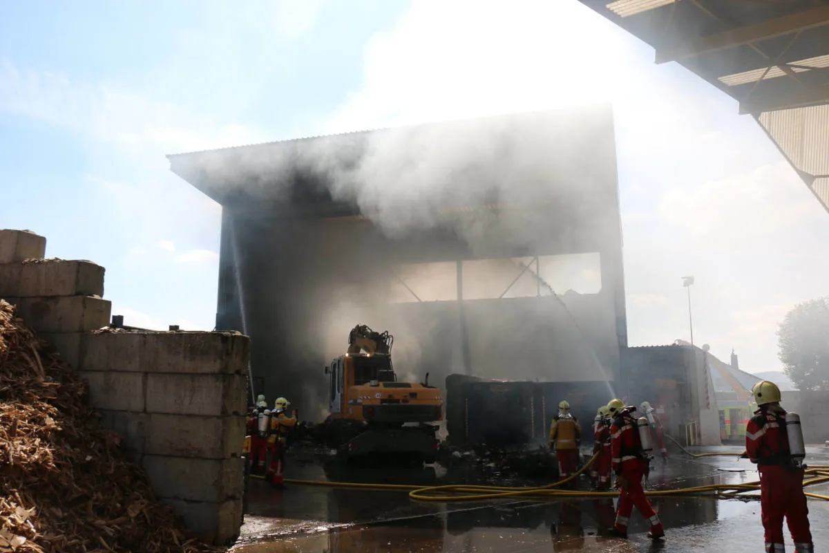 Neftenbach ZH - Brand auf einem Firmengelände