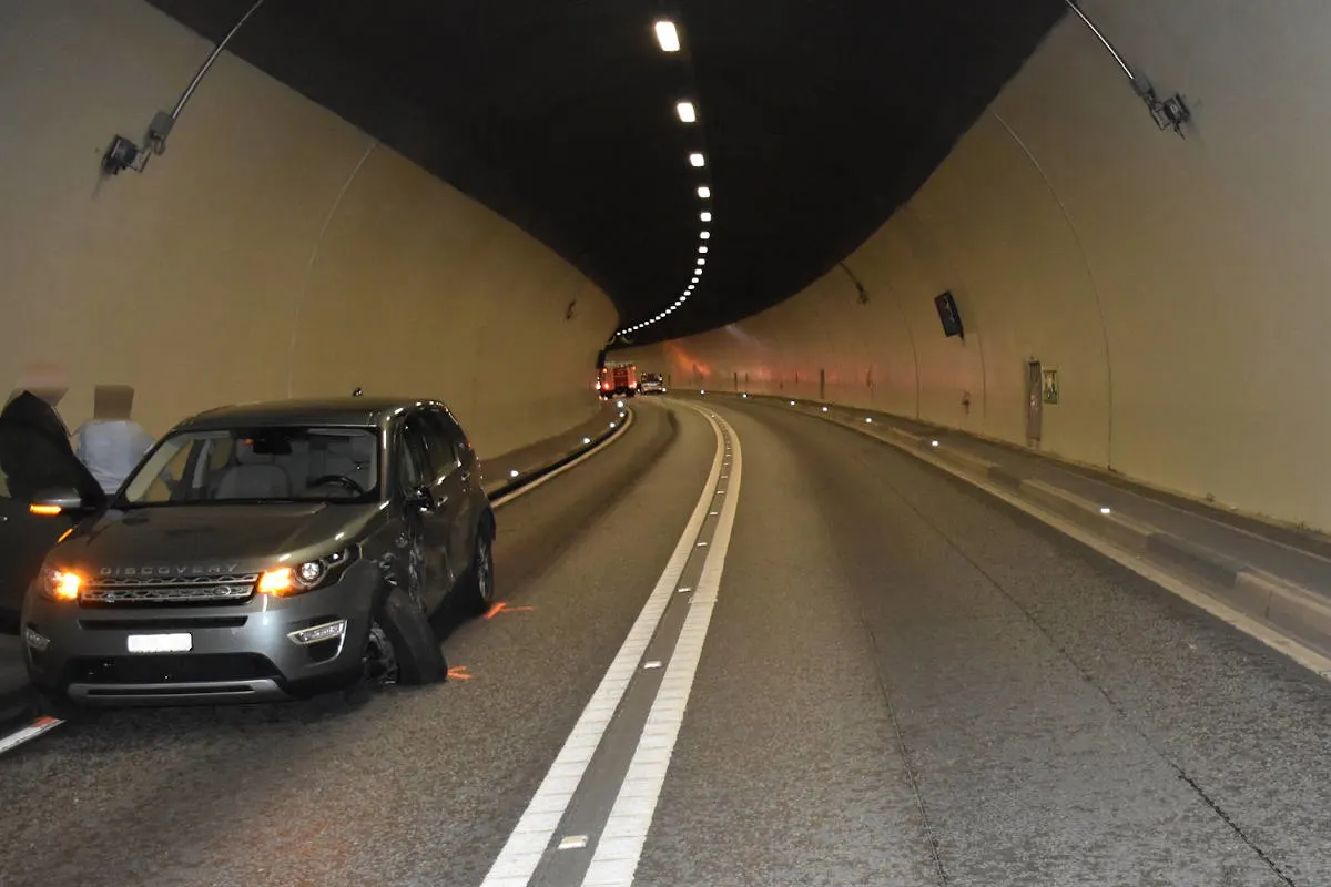 Heftiger Unfall in Trin GR – Streifkollision im Tunnel