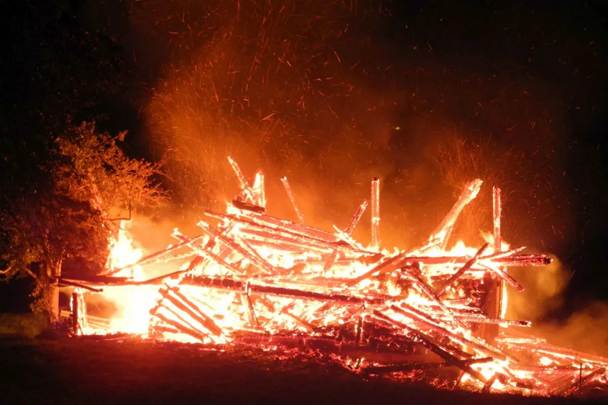 Feusisberg SZ - Stall brennt komplett nieder!