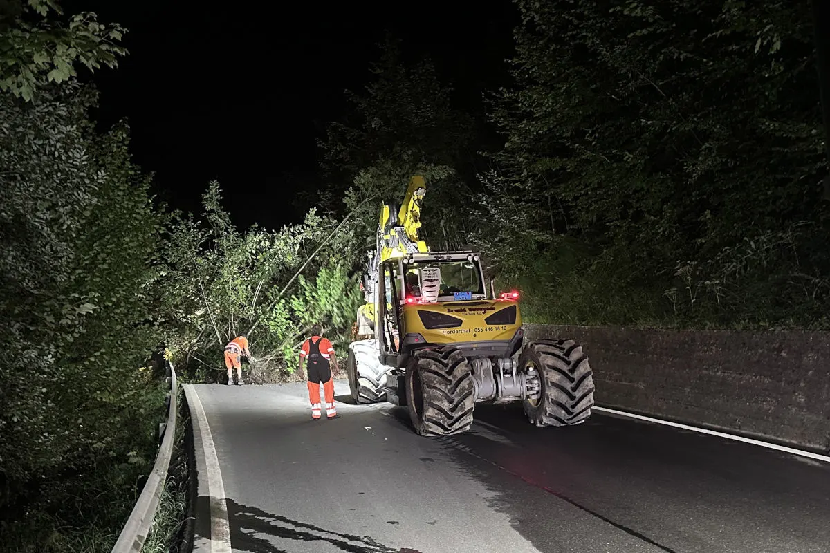 Vorderthal SZ – Wägitalstrasse wegen Erdrutsch gesperrt