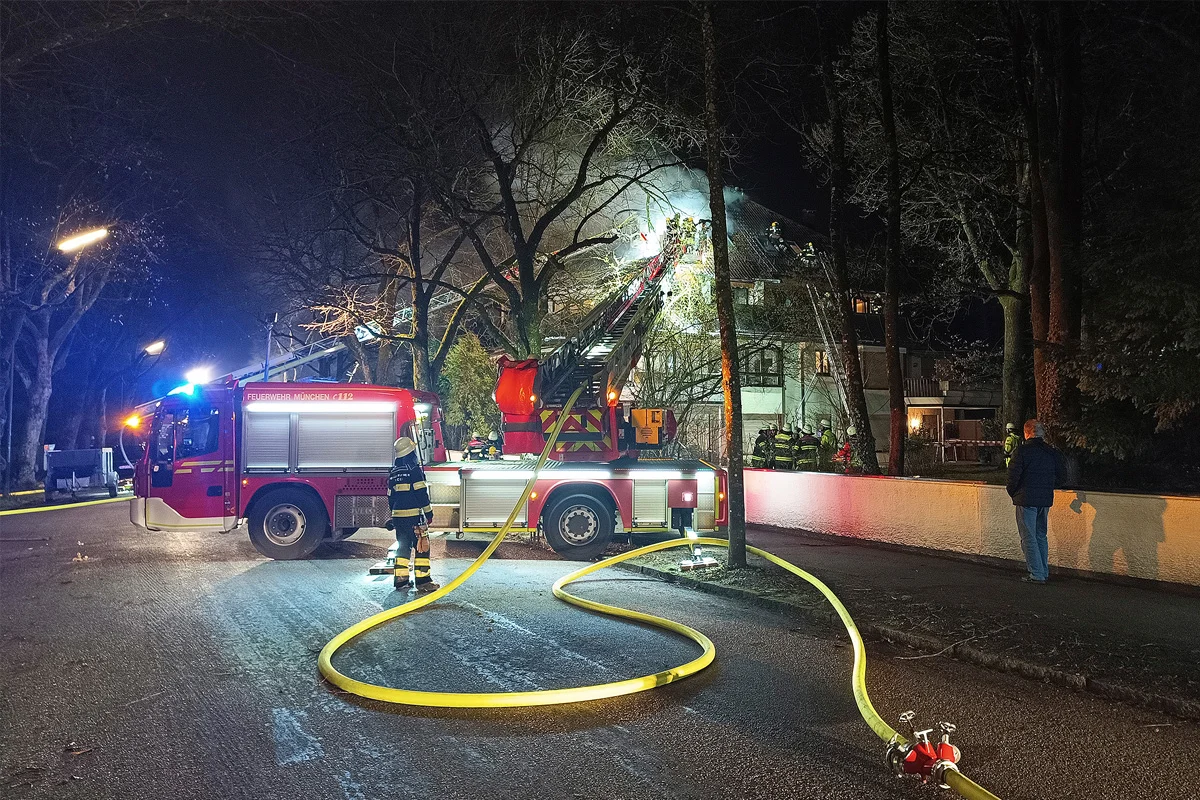München – Dachstuhlbrand in Mehrfamilienhaus