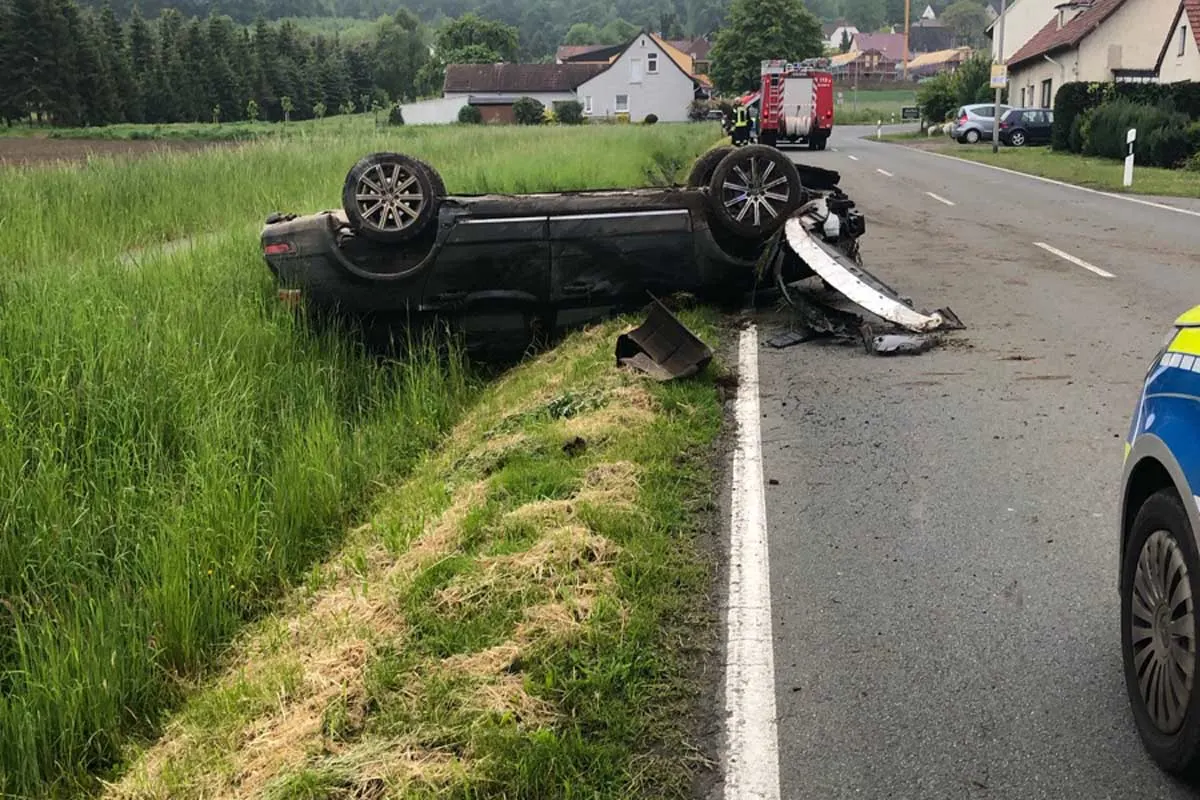Rothenuffeln - Volvo überschlägt sich - Zwei junge Männer verletzt