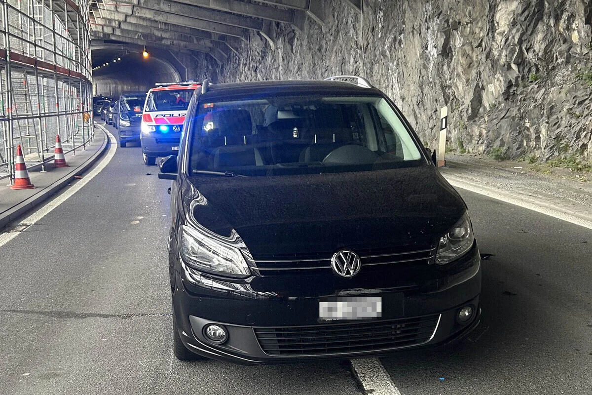 Morschach SZ – Drei Autos an Verkehrsunfall beteiligt - Axenstrasse gesperrt