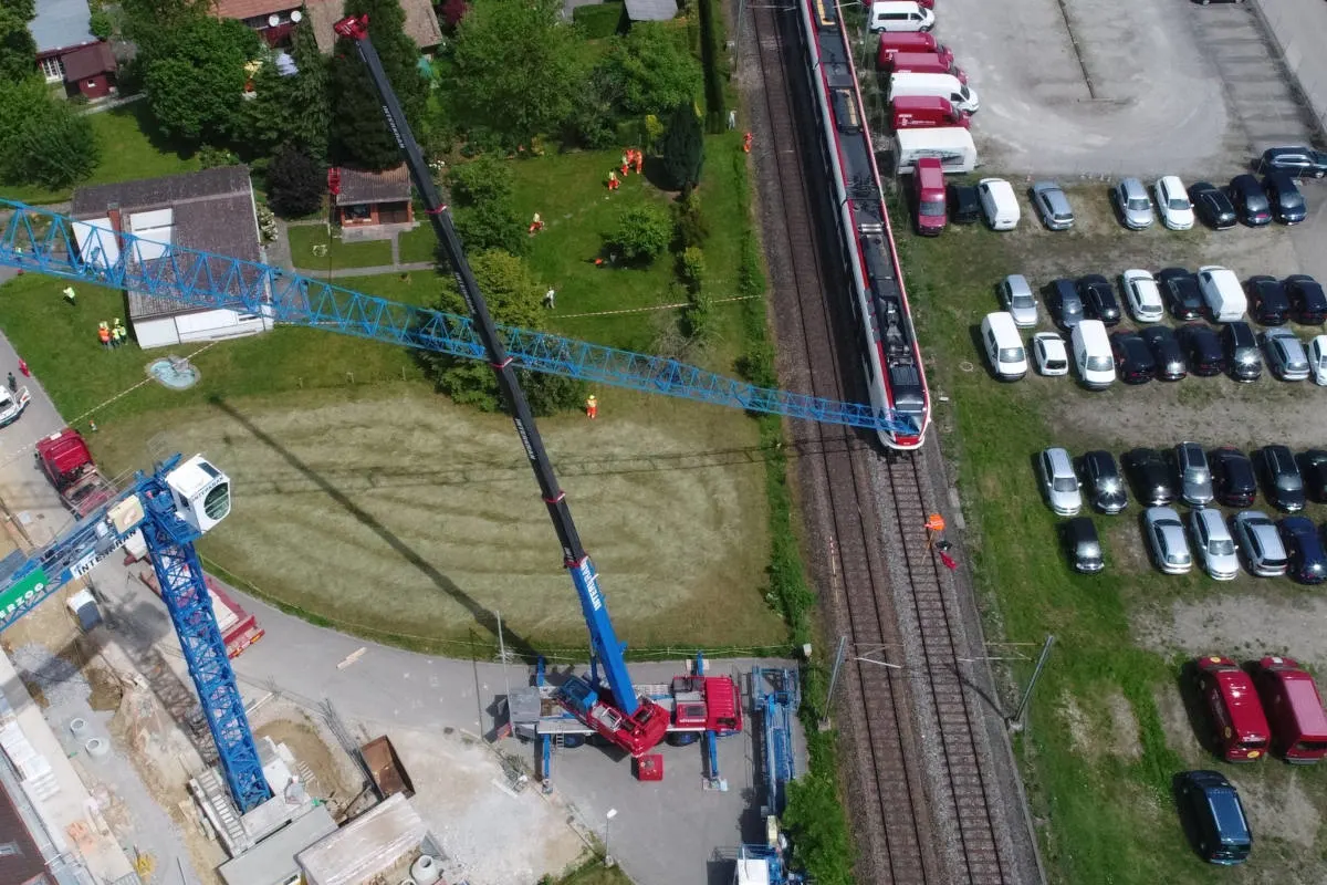 Schinznach-Bad AG - Kranausleger durchschlägt Führerstand von S-Bahn