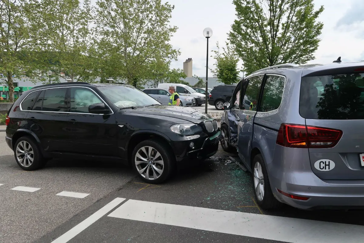 Füllinsdorf BL - Zwei Verletzte bei Crash