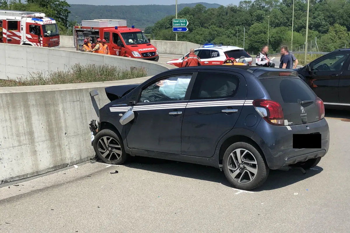 Pratteln BL - Autofahrerin kracht in Mauer und stirbt