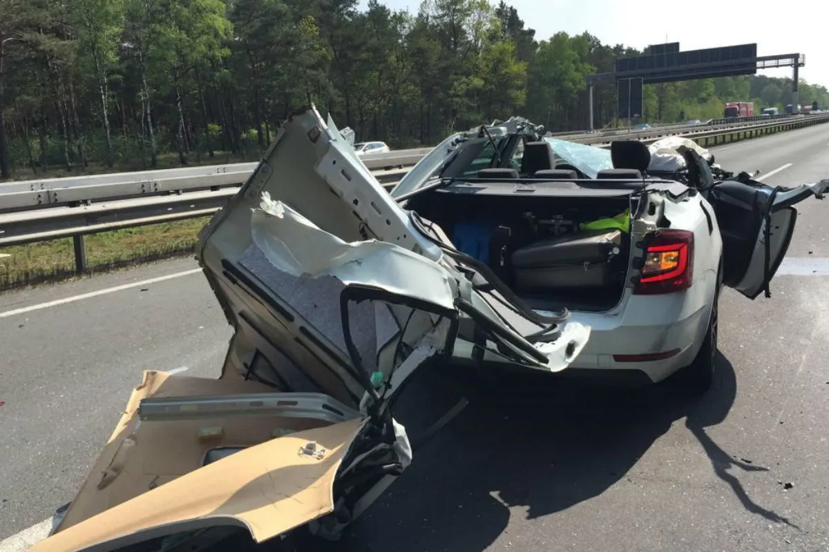 Auto fährt unter Lastwagen