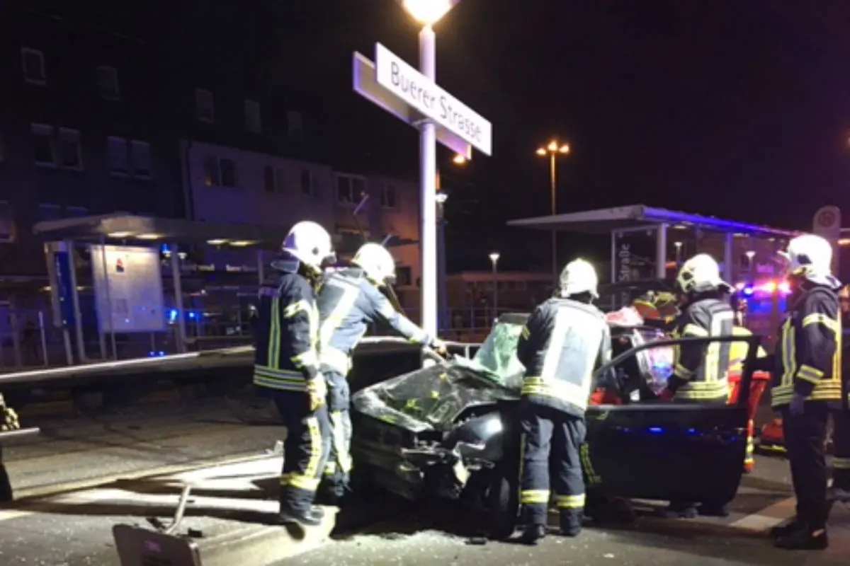 Gelsenkirchen - Auto verunfallt in Straßenbahnhaltestelle