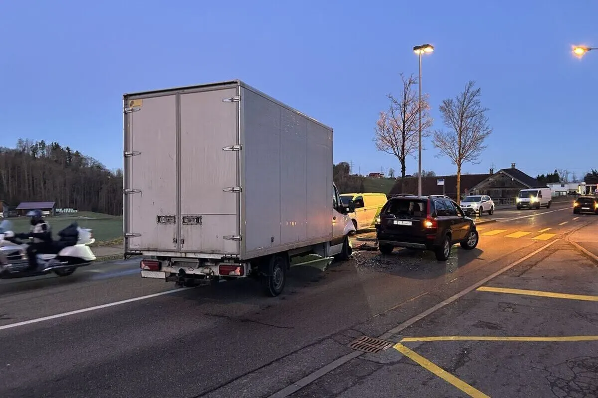Unfall in Herisau AR – Lieferwagen fährt auf zwei Autos auf