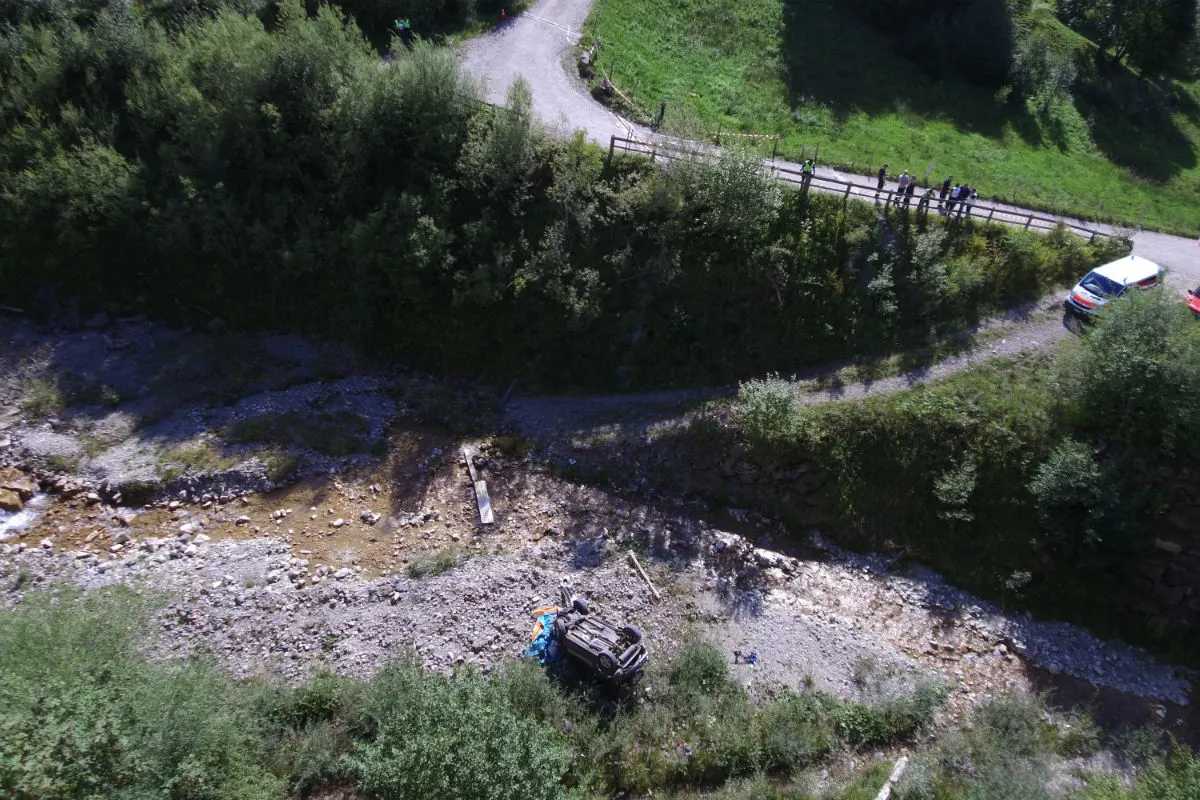 Schwarzsee FR - Auto landet im Bach 