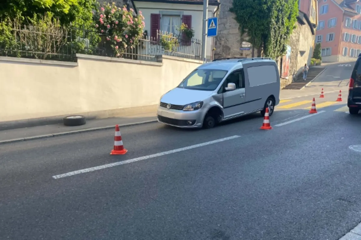 Unfall heute in Zug - Vorderrad löst sich vom Auto
