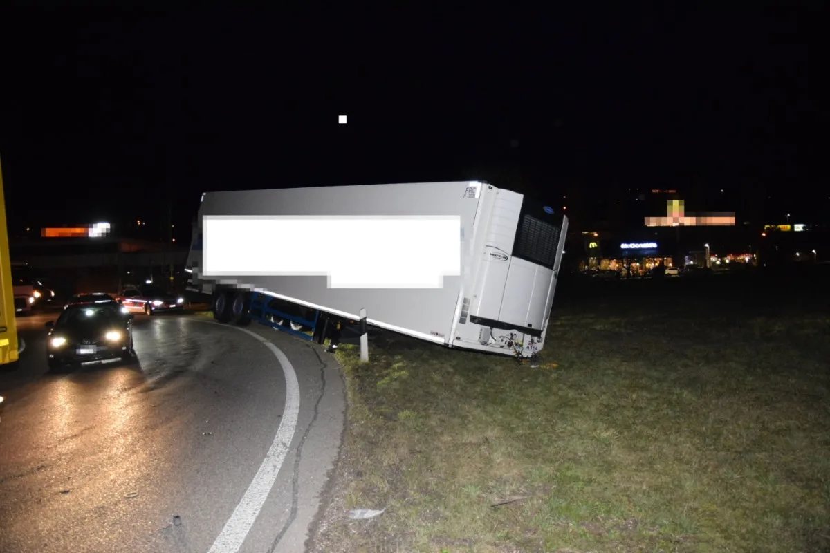 A2 bei Egerkingen SO - Sattelmotorfahrzeug verliert Auflieger bei der Autobahnauffahrt!