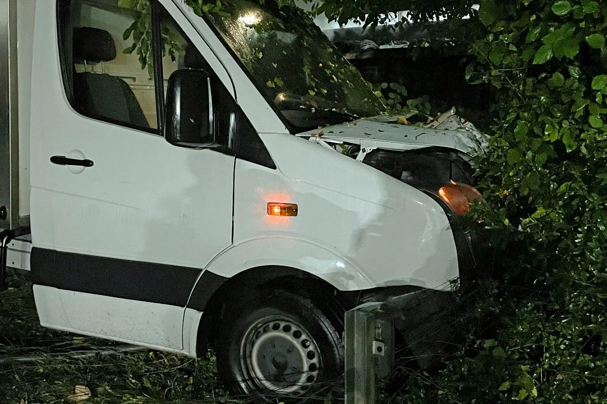 Littau LU - Lieferwagen prallt gegen Baum – Lenker leicht verletzt