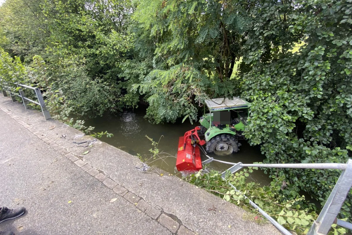 Spektakulärer Selbstunfall in Oberkulm AG - Traktor landet im Bachbett der Wyna
