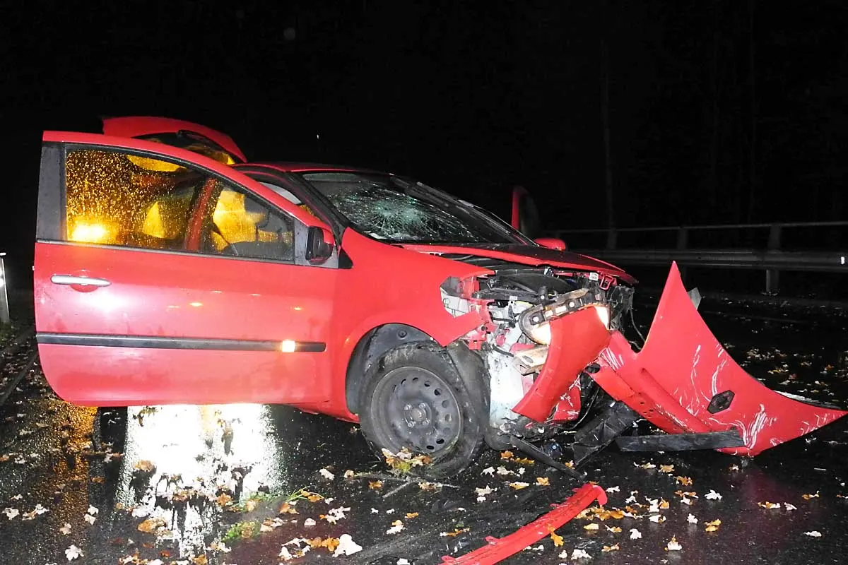 Drei Verletzte nach Unfall in Seewen SZ -  Auto prallt gegen Stützmauer!