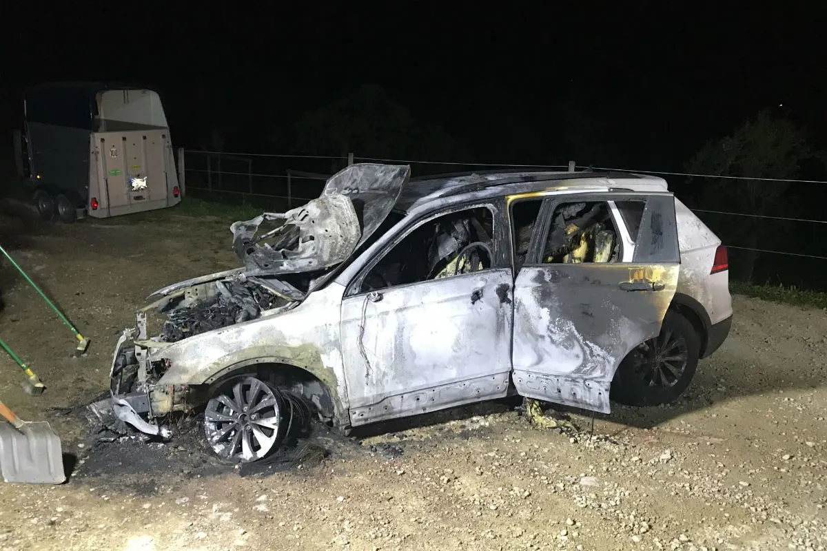 Diegten BL - Personenwagen gerät wegen Motorüberhitzung in Brand