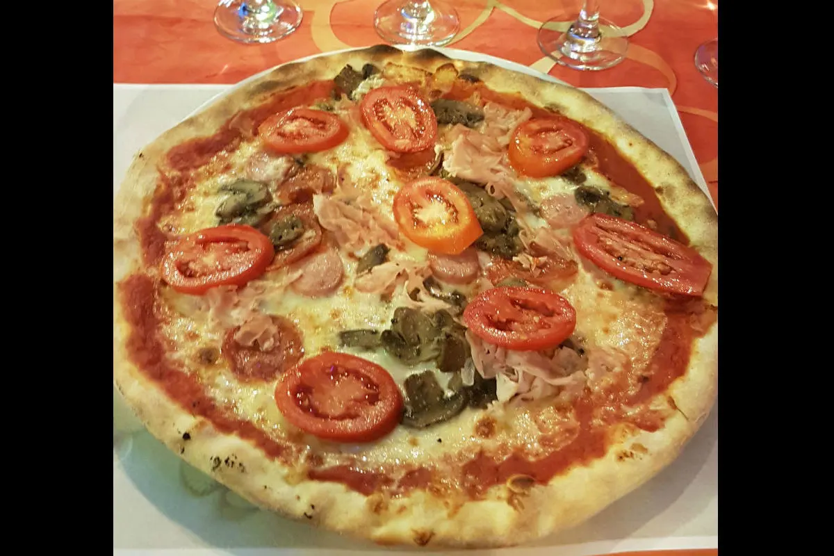 Oberhausen - Frau wirft Pizza in Pizzeria umher