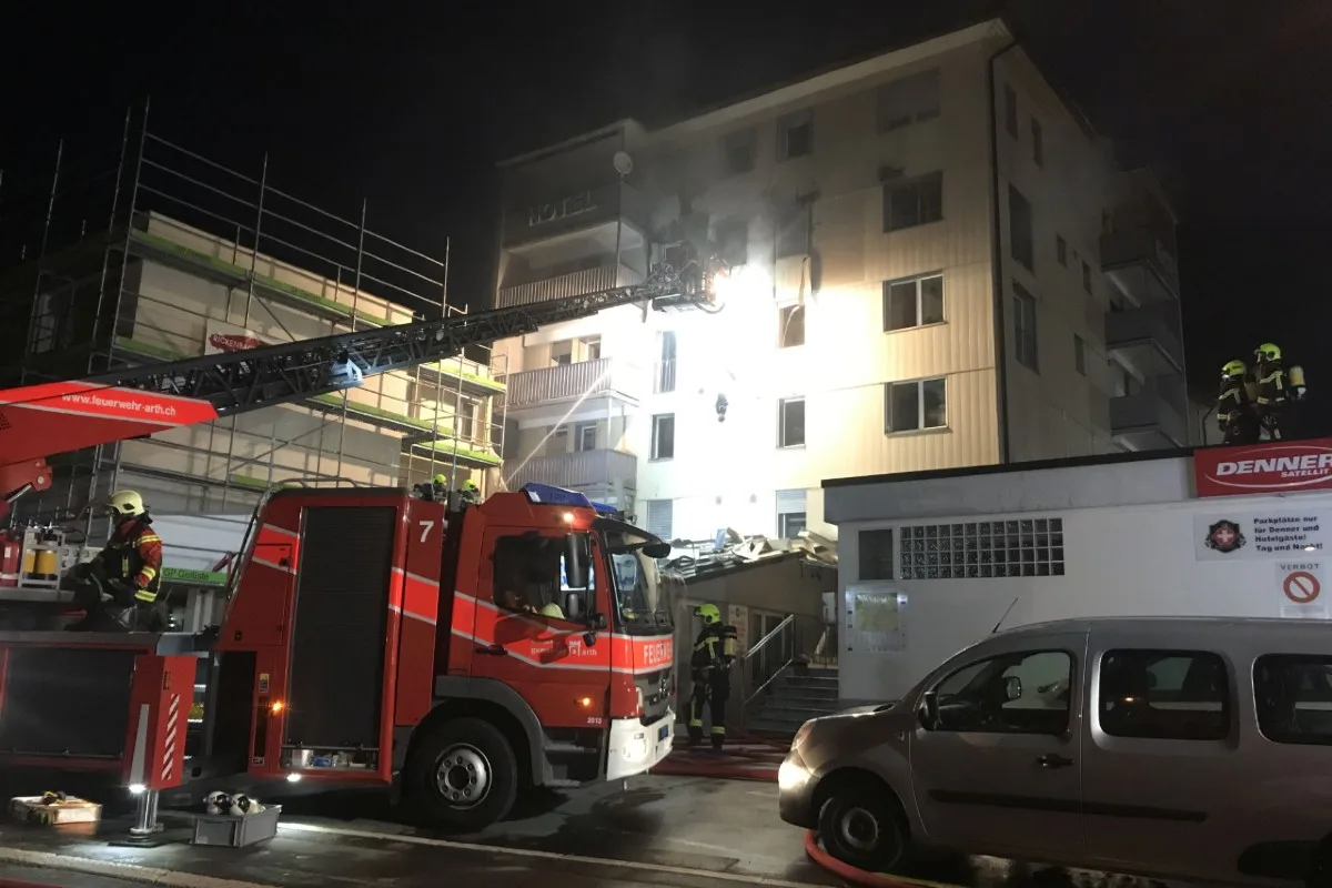 Seewen SZ - Hotel gerät in der Nacht in Brand - 40 Gäste und das Personal konnten gerettet werden!