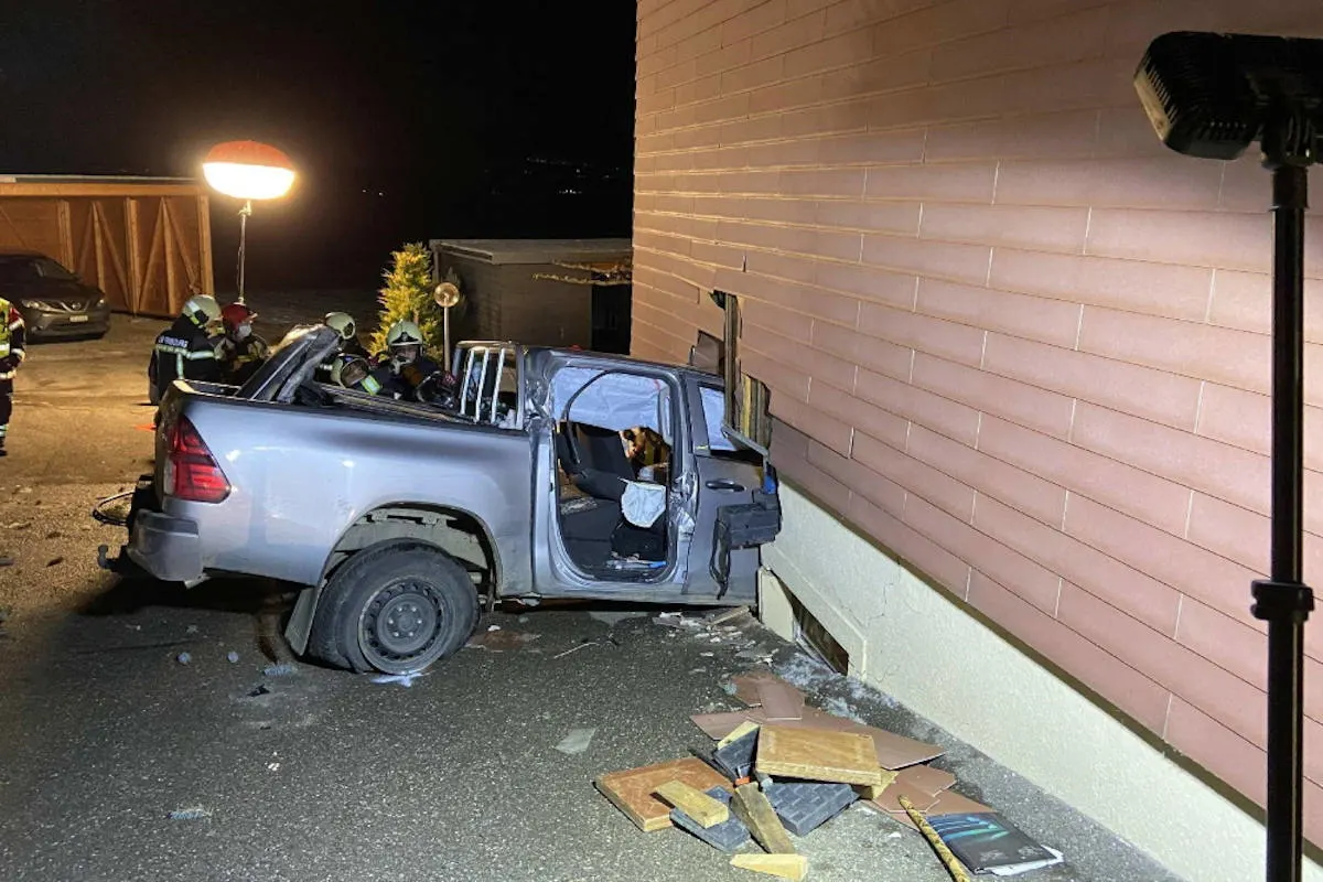 Arconciel FR – Haus durch einen Verkehrsunfall stark beschädigt