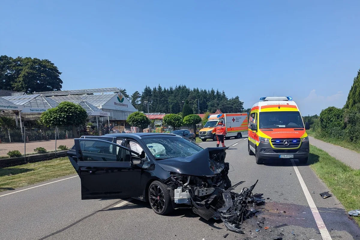 Schwerer Unfall auf B 73 in Buxtehude NI – Ein Toter und ein Schwerverletzter nach Frontalcrash
