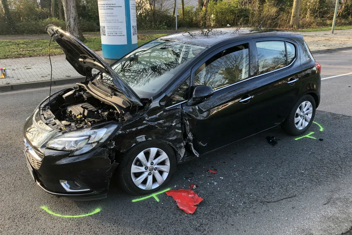 Gelsenkirchen - Schwerer Verkehrsunfall fordert zwei Verletzte