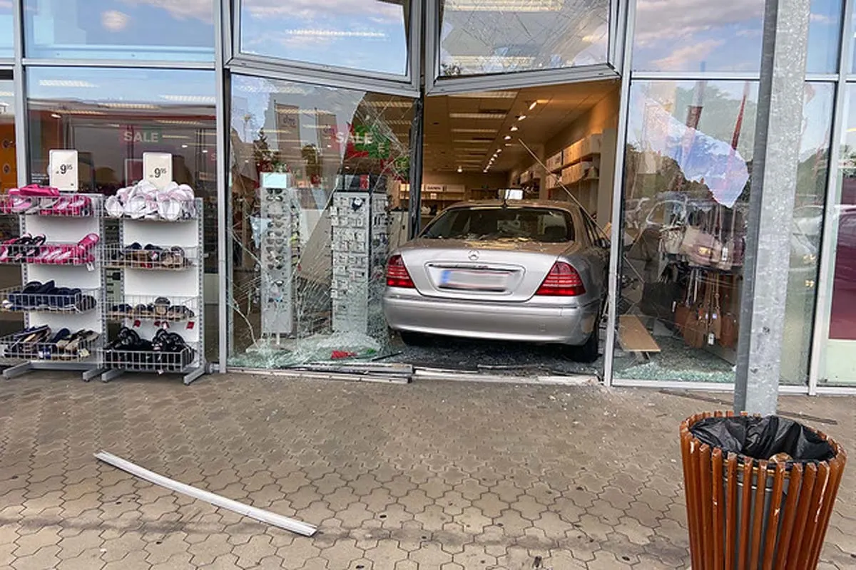 Lannach - Mercedes fährt in Schaufenster rein!