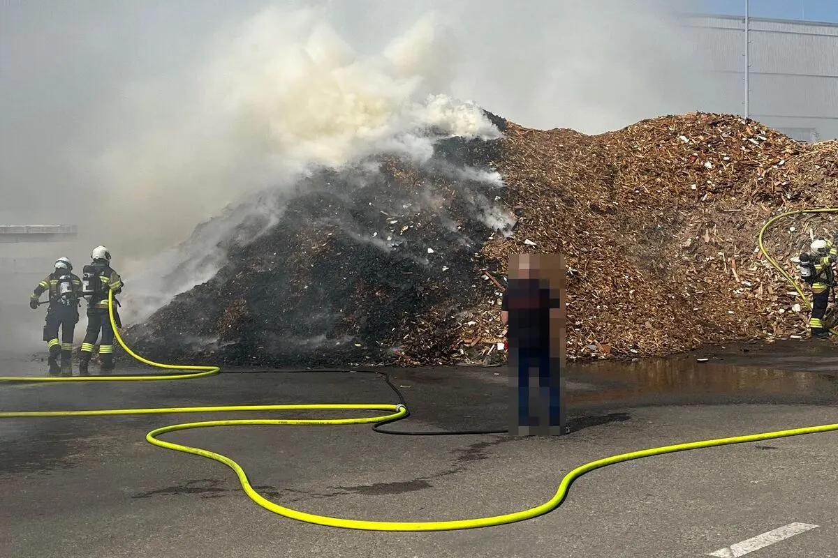 Niedergösgen SO - Starke Rauchentwicklung nach Brand eines Holzhaufens