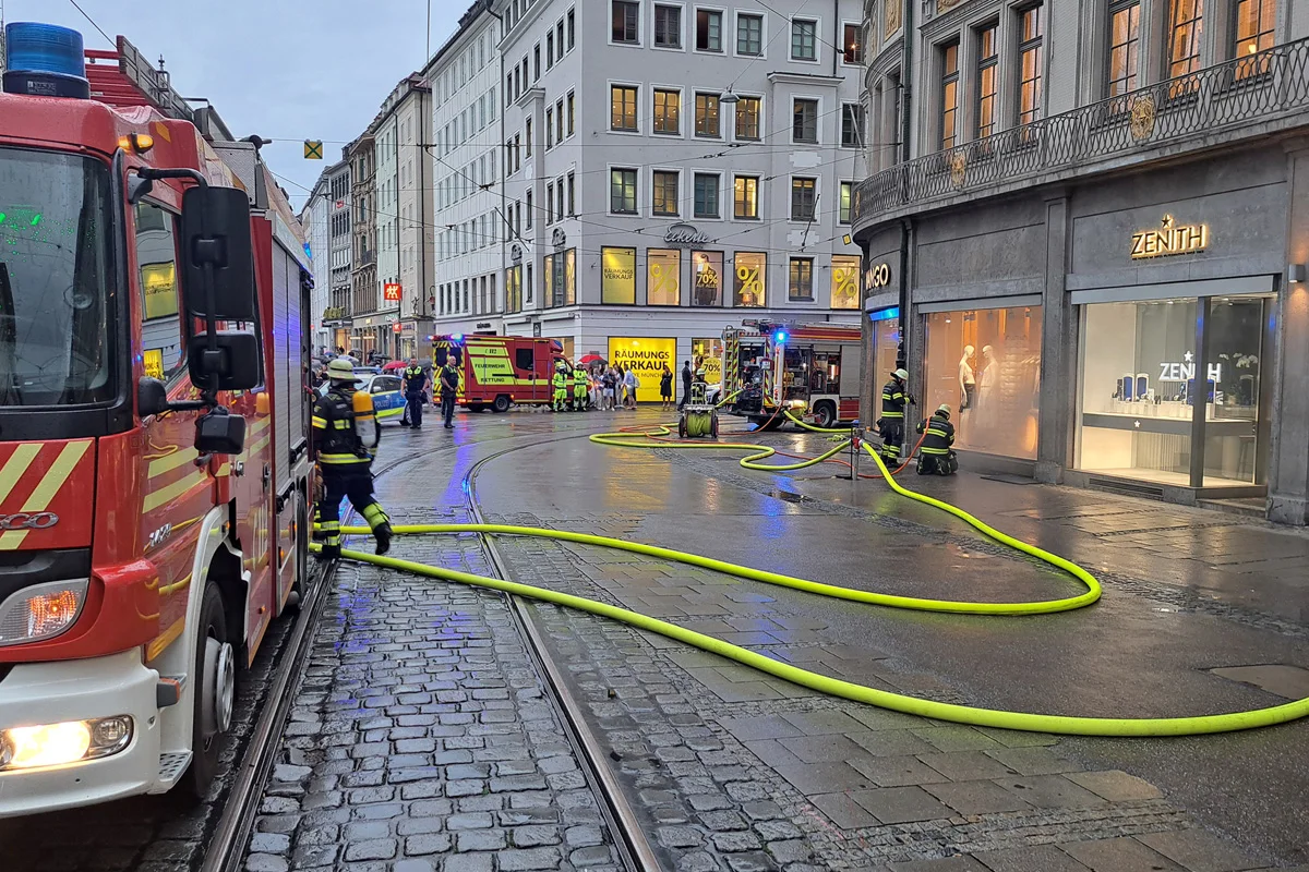 München BY – Feuerwehr kann Brand in der Altstadt löschen