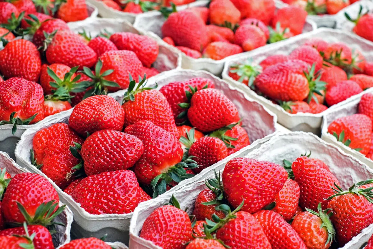 Versteckte Nadeln in Erdbeeren und anderem Obst