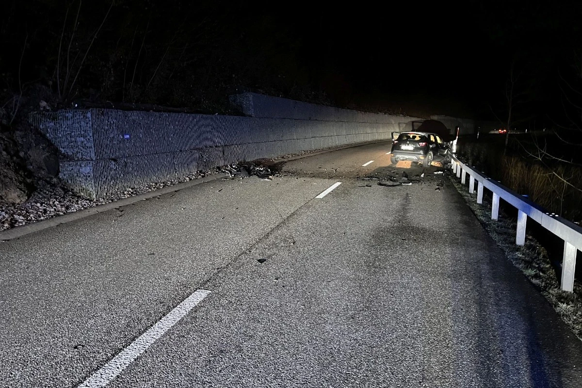 Lampenberg BL - Autofahrer nach Selbstunfall schwer verletzt - Hauptstrasse gesperrt