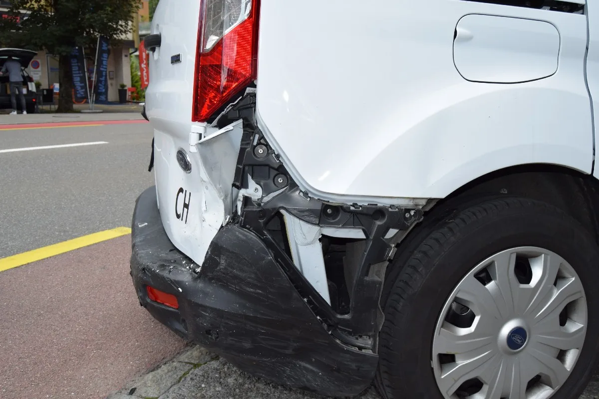 Herisau AR - Haltendes Fahrzeug zu spät bemerkt
