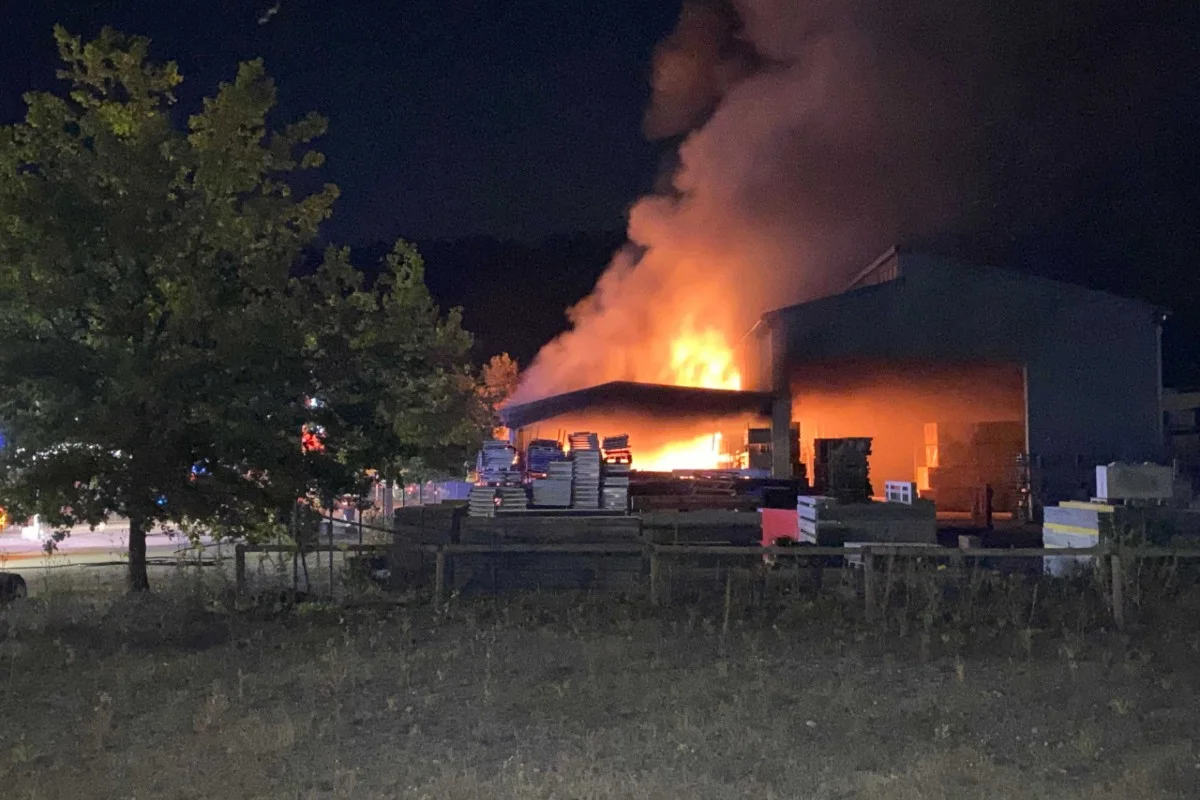 Grossbrand in Laufenburg AG - Eine Lagerhalle brannte in der Nacht lichterloh