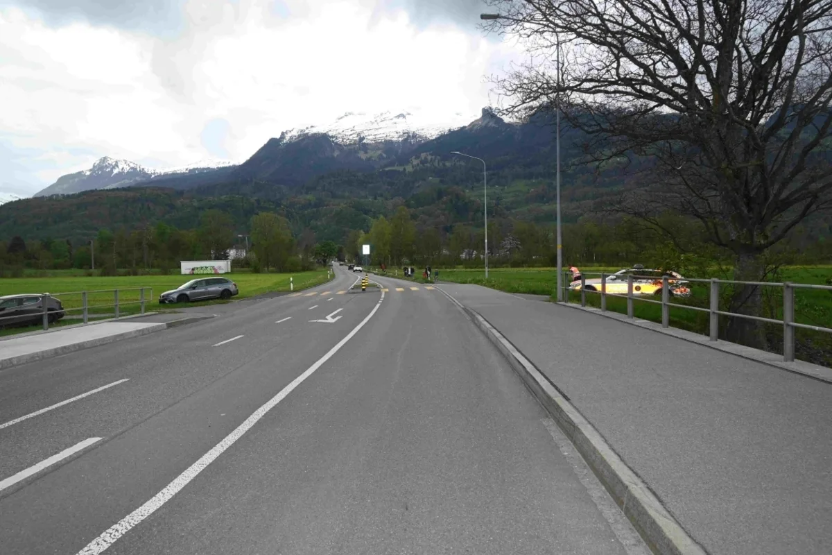 Sevelen SG - Velofahrerin wird von Auto gestreift  