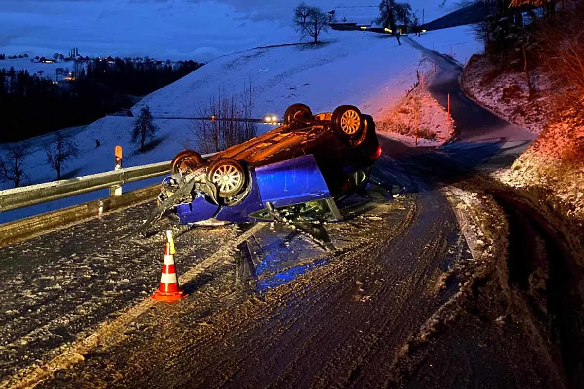 Menzingen ZG - Unfall endet auf dem Dach